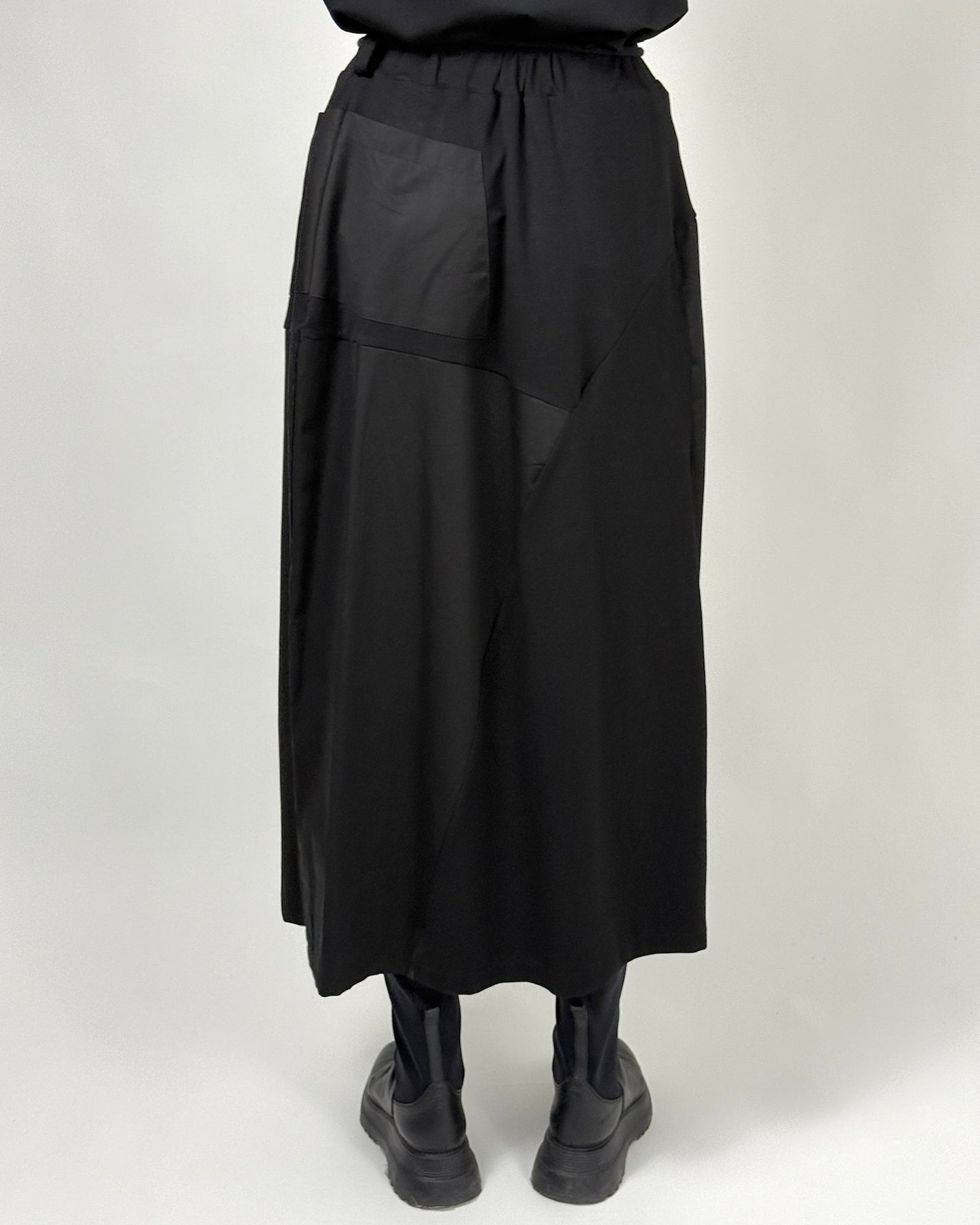 Fustă Neagră Asimetrică cu Patch-uri Texturate | Talie Unică | Qarma