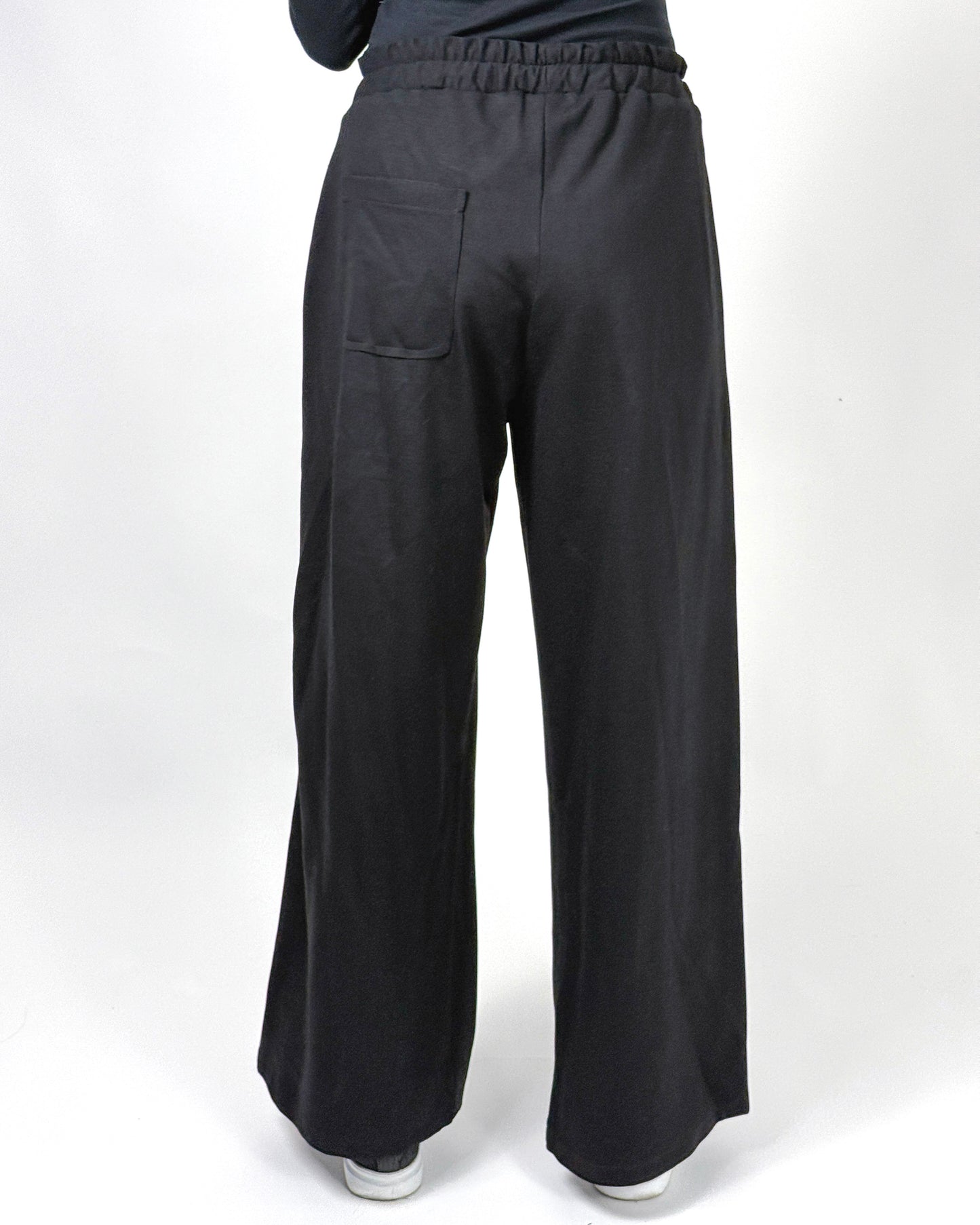 Pantaloni Negri Largi cu Decupaj Asimetric | Talie Unică | Qarma