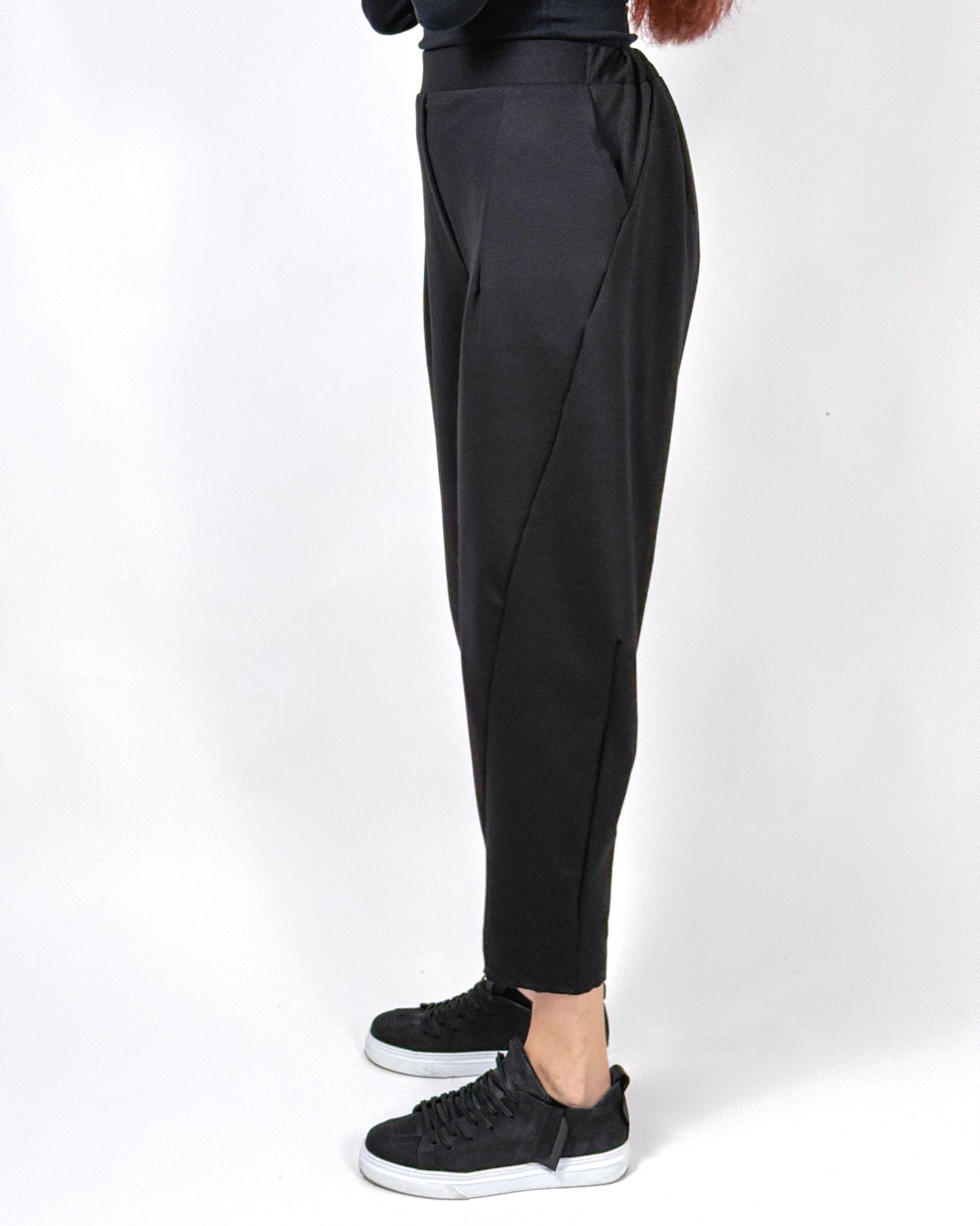 Pantaloni Negri Asimetrici cu Cusături Diagonale | Talie Unică | Qarma