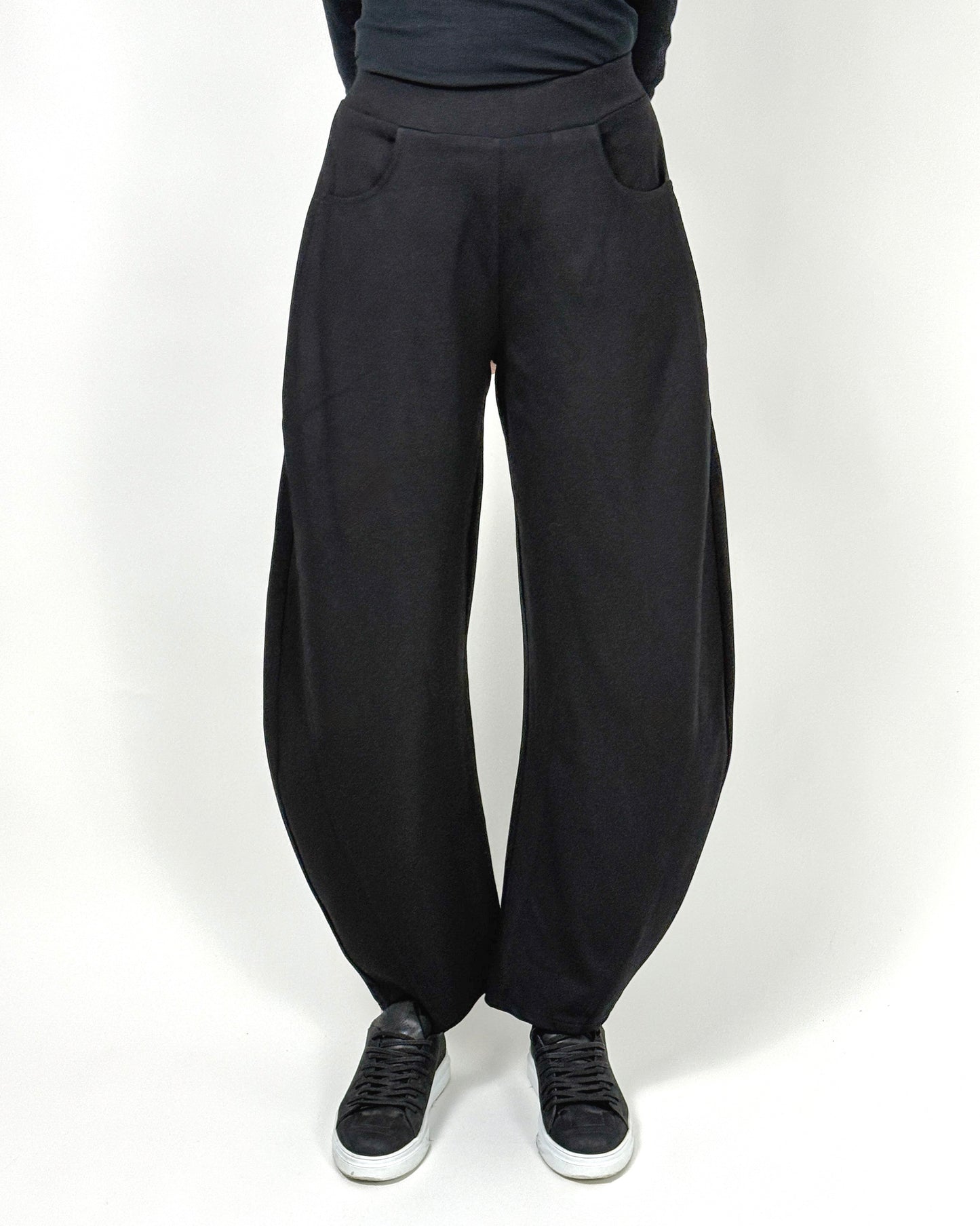 Pantaloni Negri Sculpturali din Viscoză | Talie Unică | Qarma