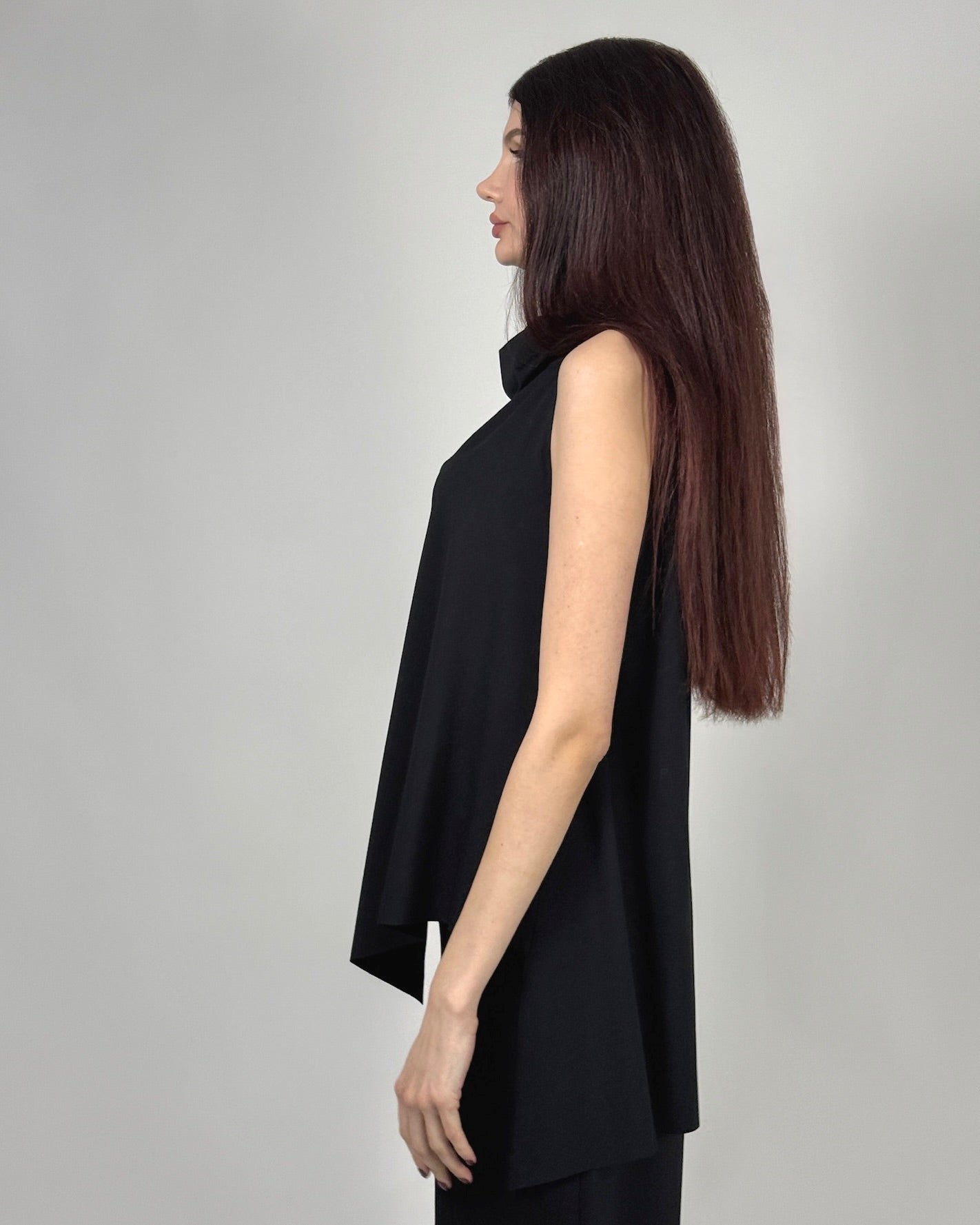 Capă Neagră Asimetrică cu Fermoar Brodat | Talie Unică | Qarma