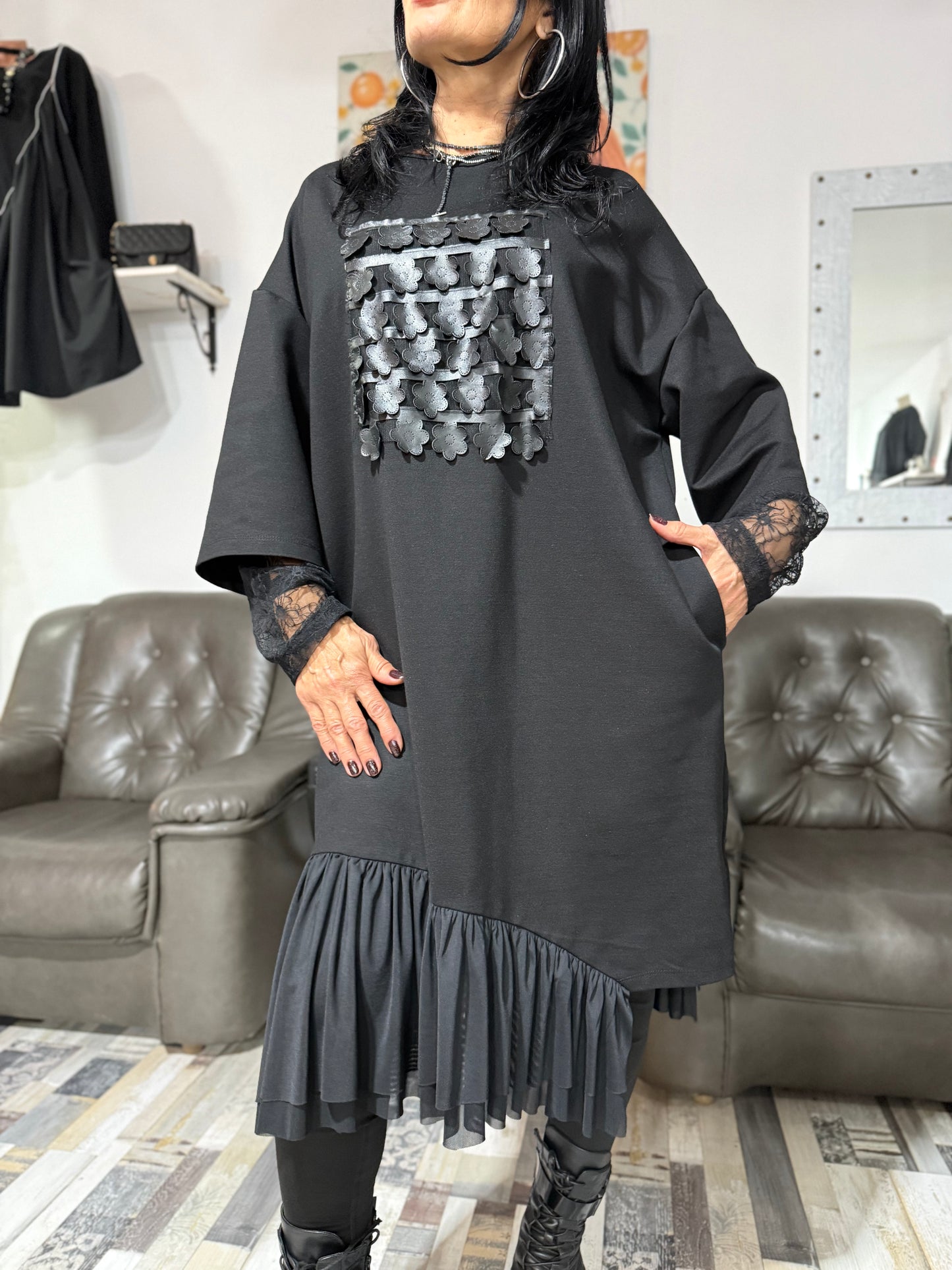 Rochie Neagră Asimetrică cu Aplicație Texturată | O Singură Mărime (S-XL) | Qarma