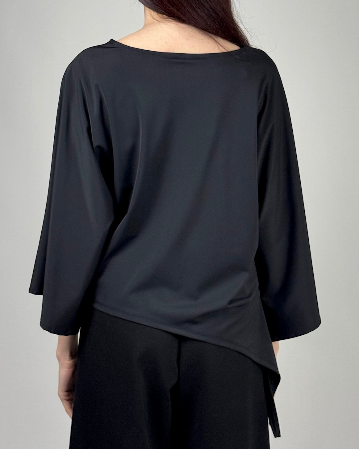Bluză Neagră Asimetrică cu Mâneci Evazate | Talie Unică | Qarma