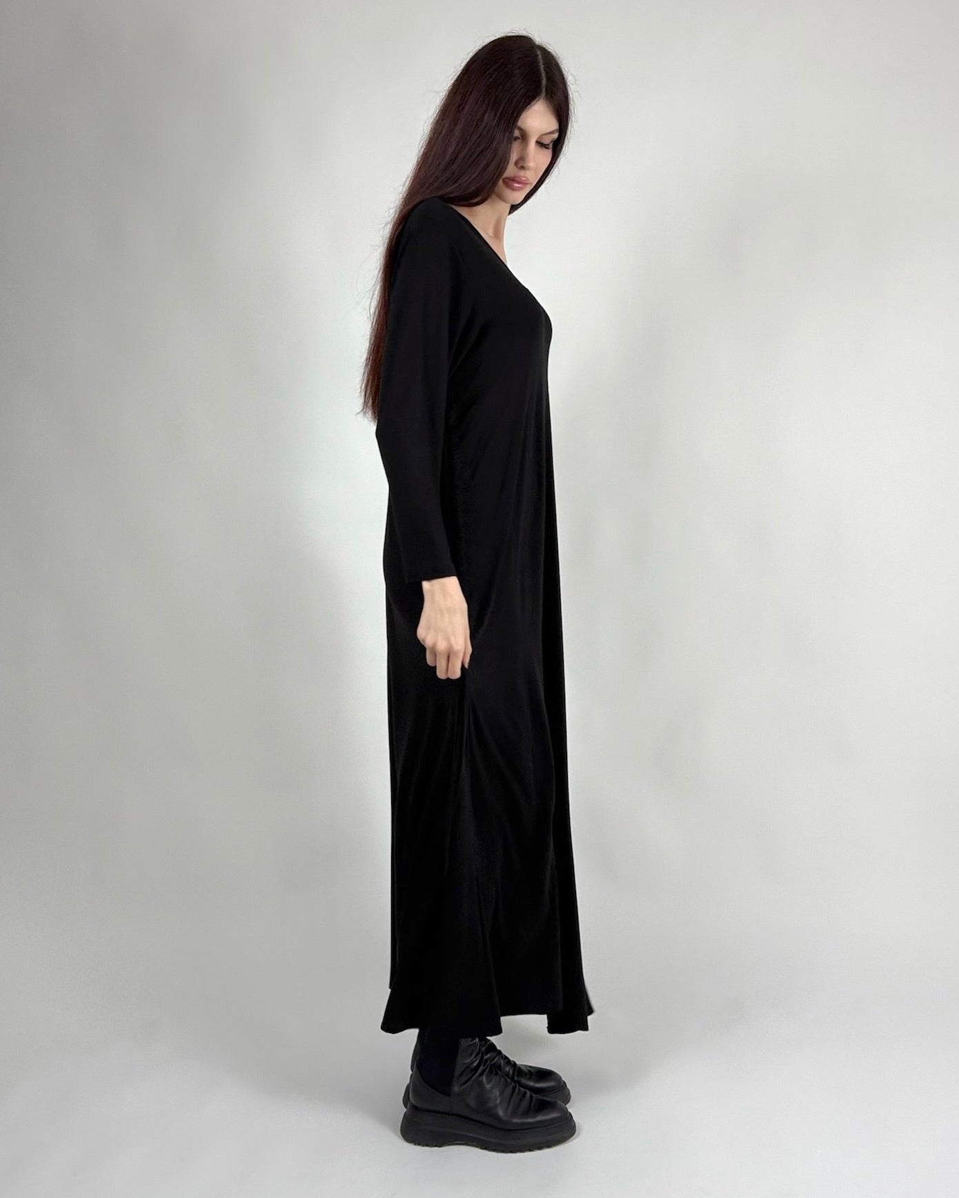 Rochie Lungă Neagră din Viscoză cu Șnur Ajustabil | Talie Unică | Qarma