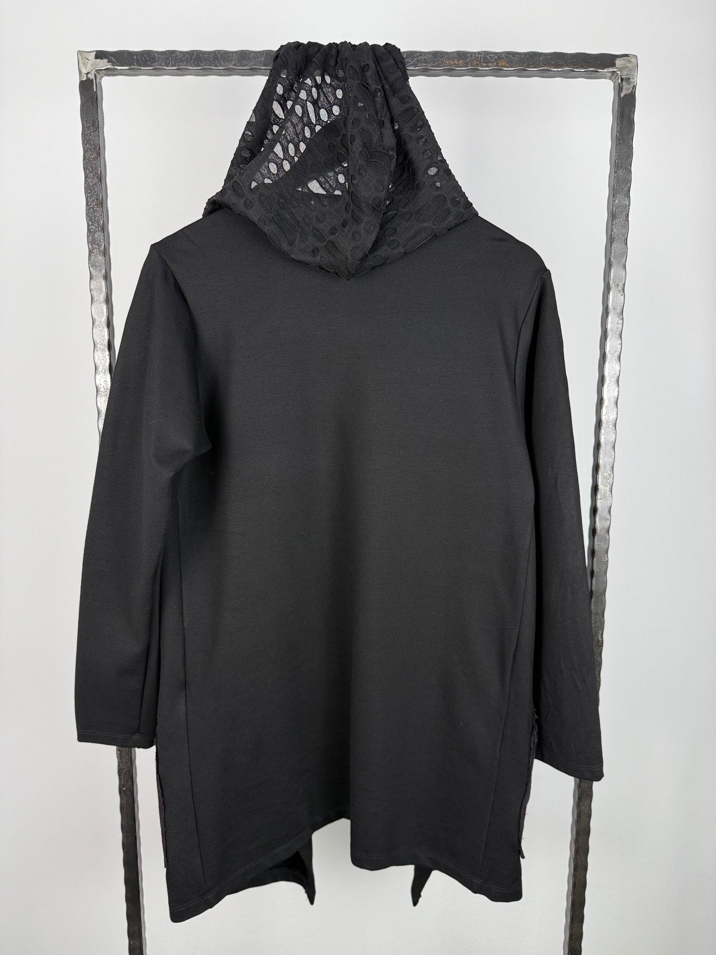 Cardigan negru cu gluga texturata si detalii distressed