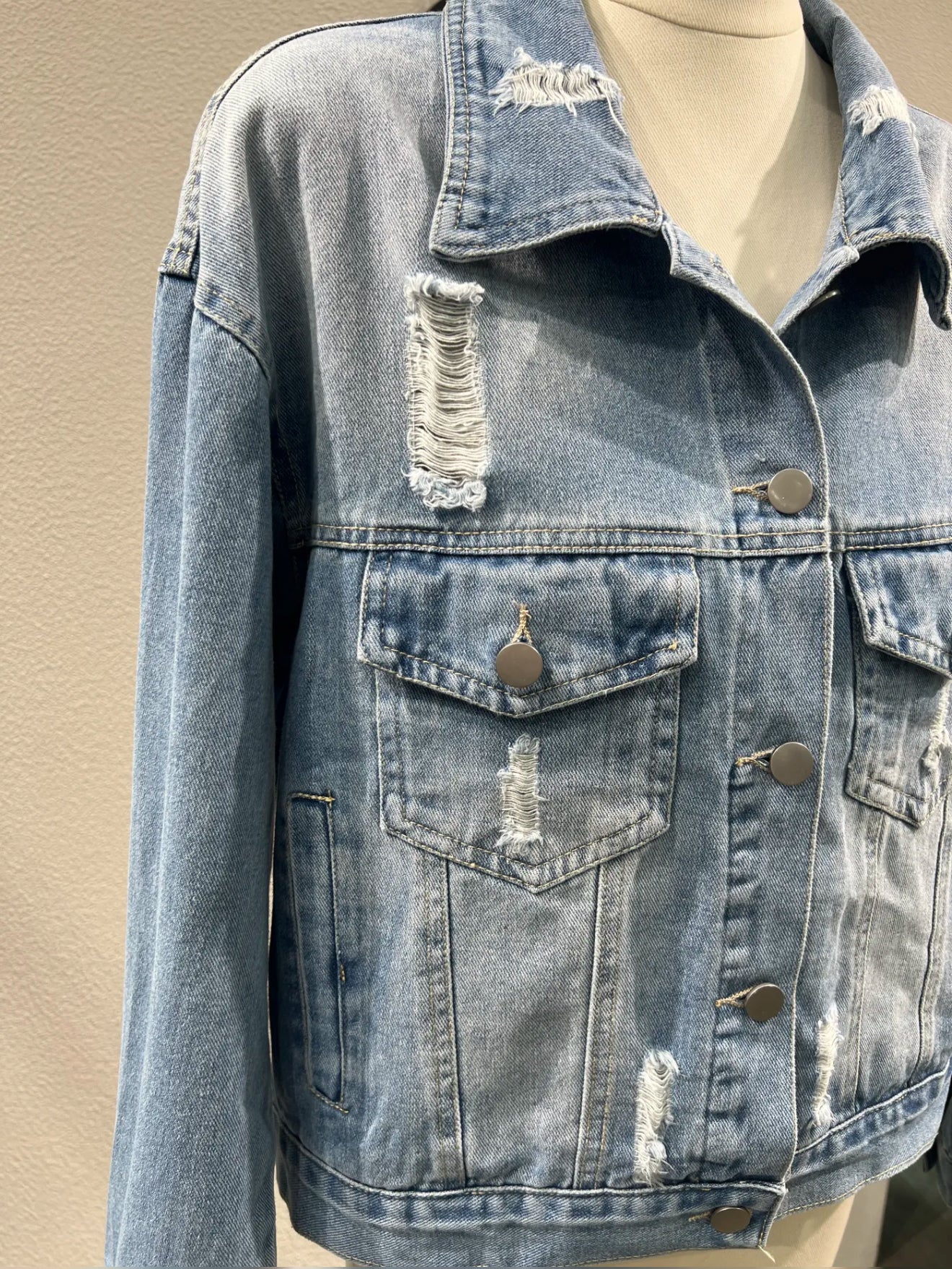 Jacheta denim albastra cu efect distressed - simpla / accesorizata manual