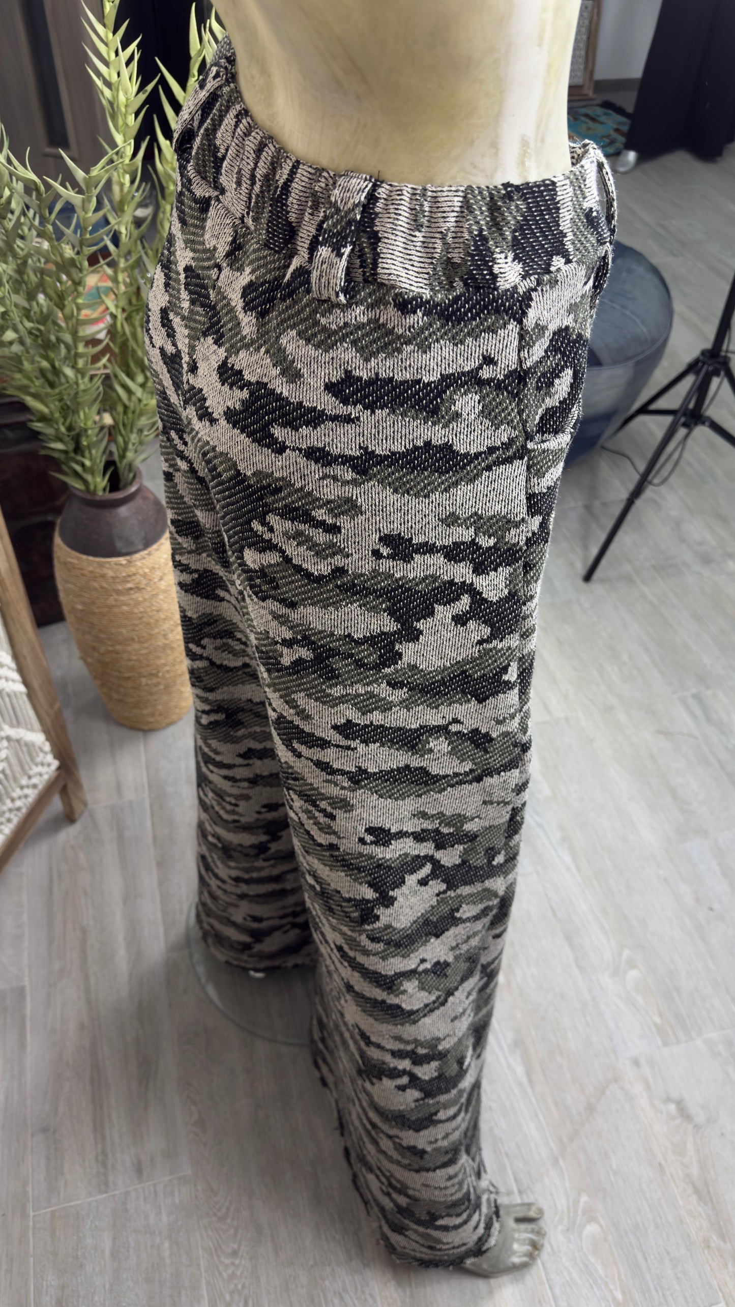 Pantaloni Largi Dama – Camuflaj Texturat Bumbac
