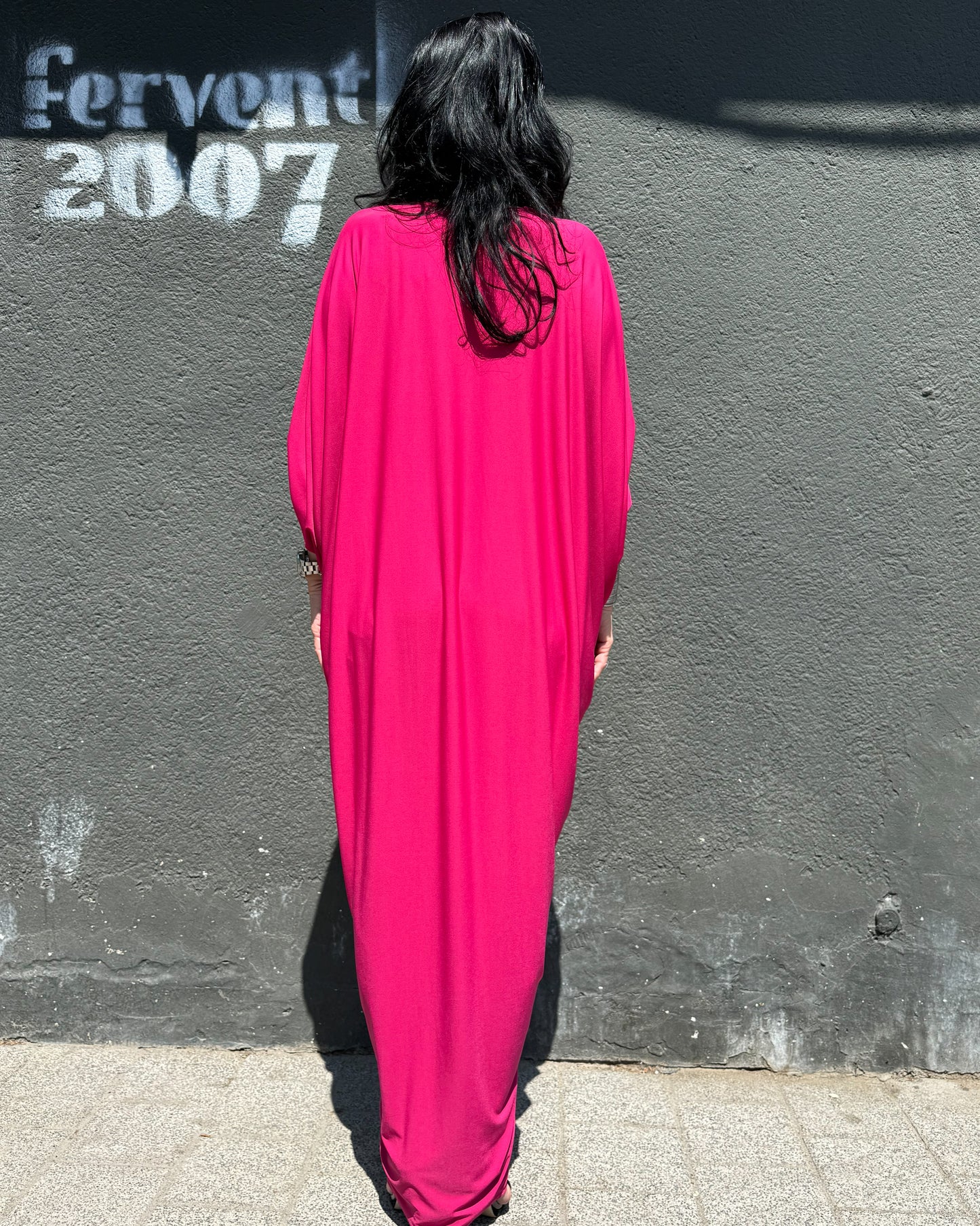 Rochie Maxi Kaftan Roz Cyclam cu Drapaj Central și Broșă (S-XL)