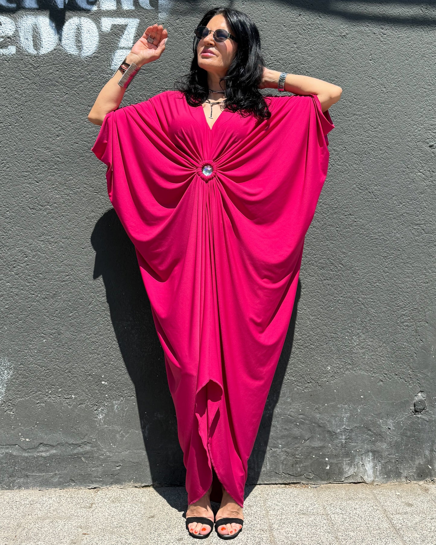 Rochie Maxi Kaftan Roz Cyclam cu Drapaj Central și Broșă (S-XL)