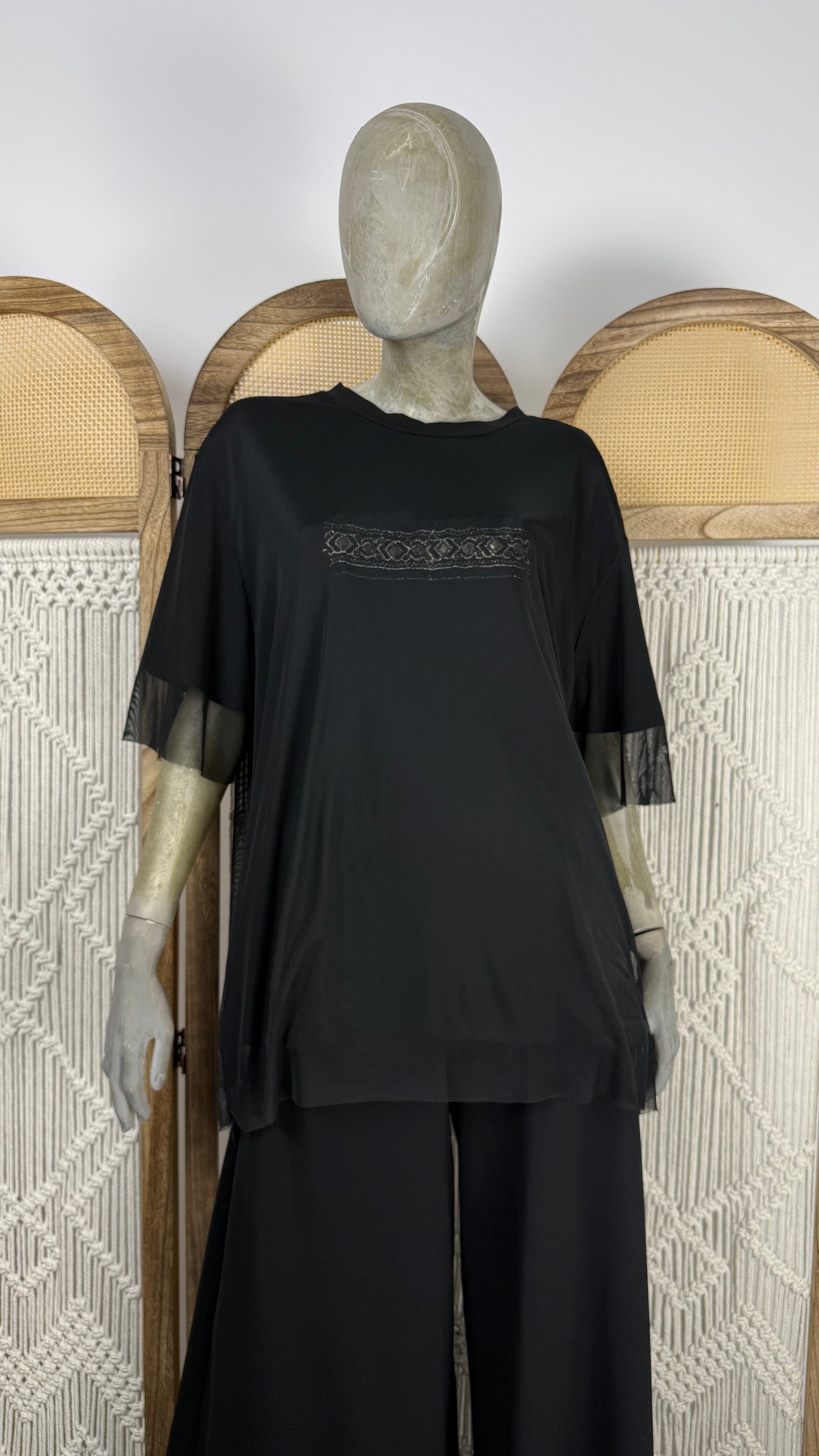 TRICOU NEGRU CU TULLE SI APLICATIE BRODATA