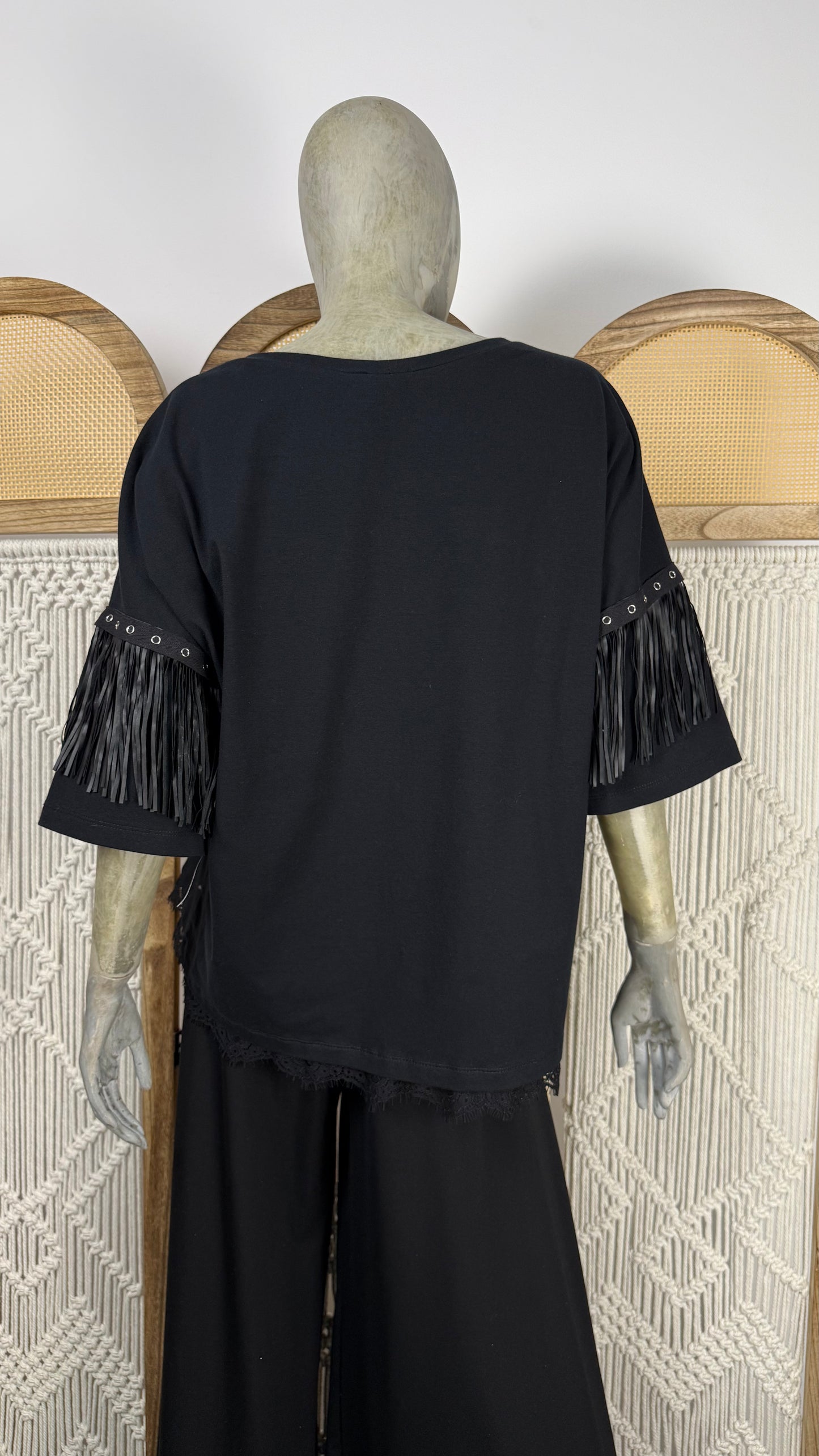 Tricou negru cu franjuri la maneci
