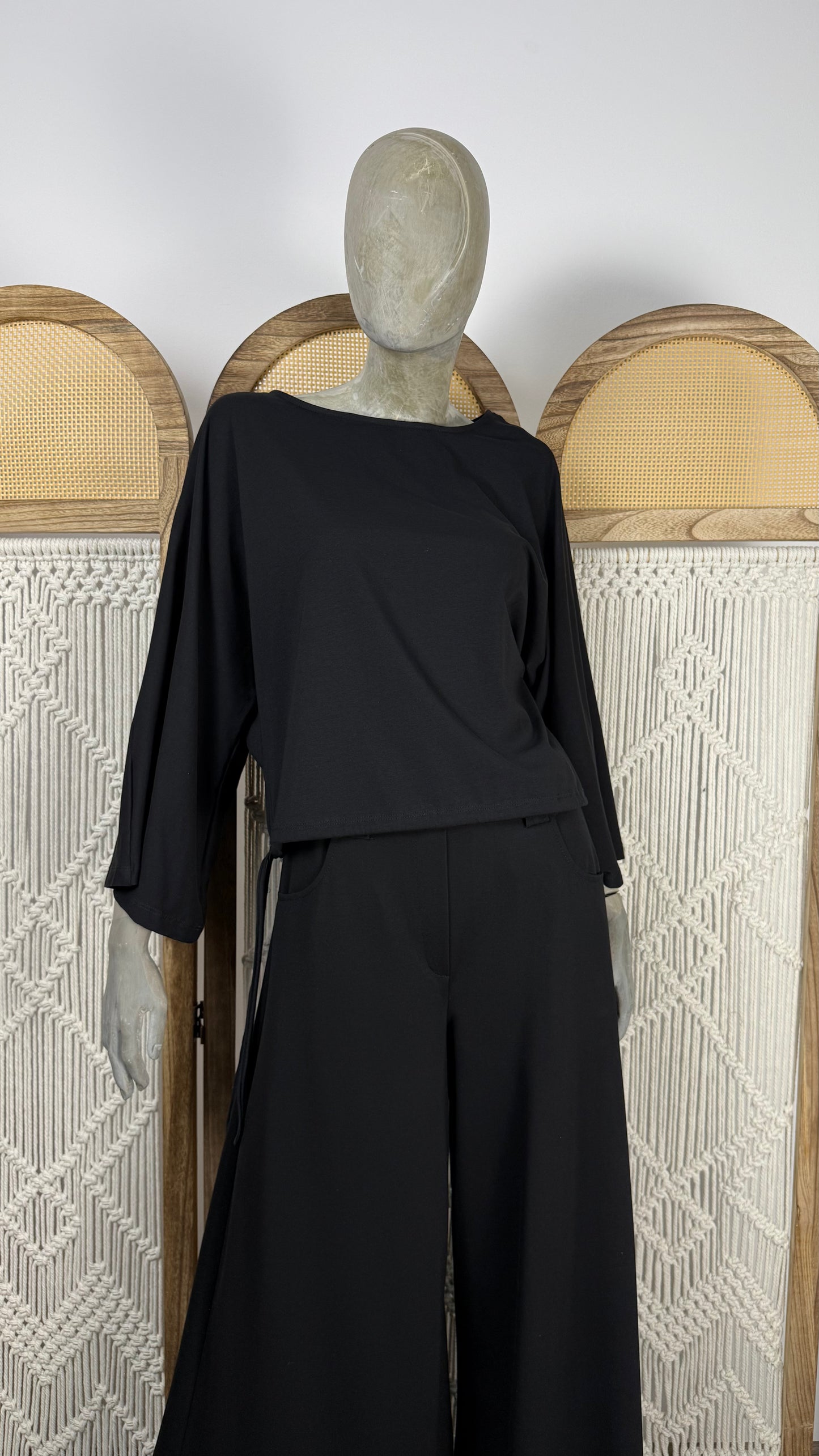 BLUZA NEAGRA CU MANECI EVAZATE SI SNUR