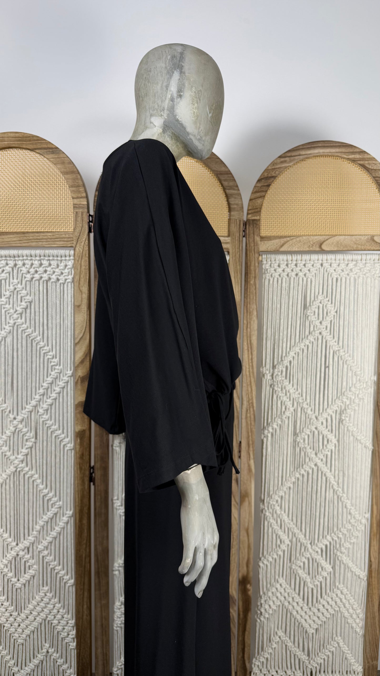 BLUZA NEAGRA CU MANECI EVAZATE SI SNUR