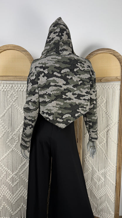 Hanorac Cropped Camo cu Detalii Distressed | O Singură Mărime (S-XL) | Qarma