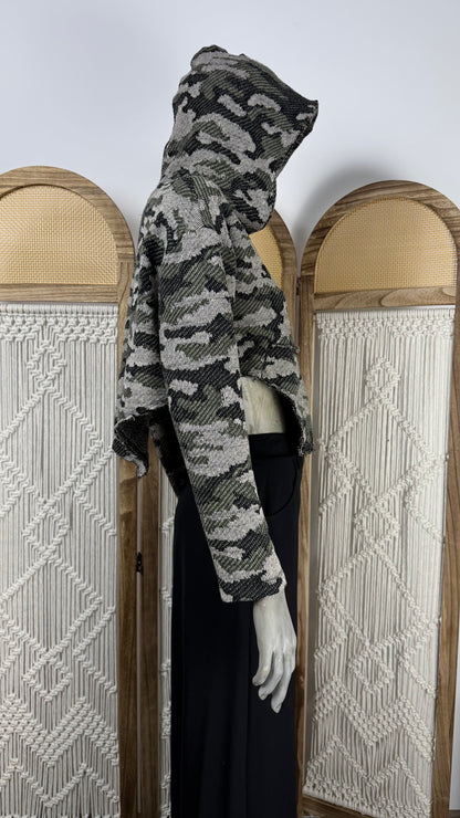 Hanorac Cropped Camo cu Detalii Distressed | O Singură Mărime (S-XL) | Qarma