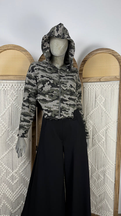 Hanorac Cropped Camo cu Detalii Distressed | O Singură Mărime (S-XL) | Qarma