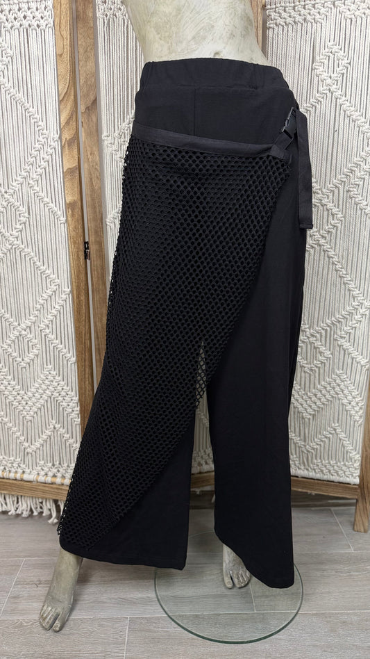 PANTALONI NEGRI CU PLASA