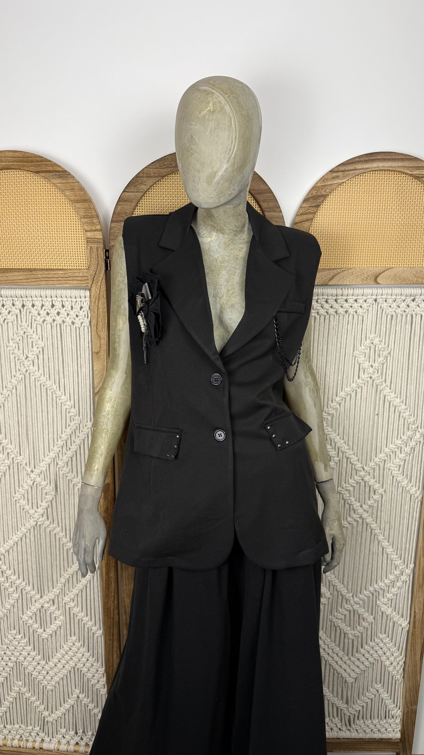 Sacou negru fara maneci - accesorizat manual