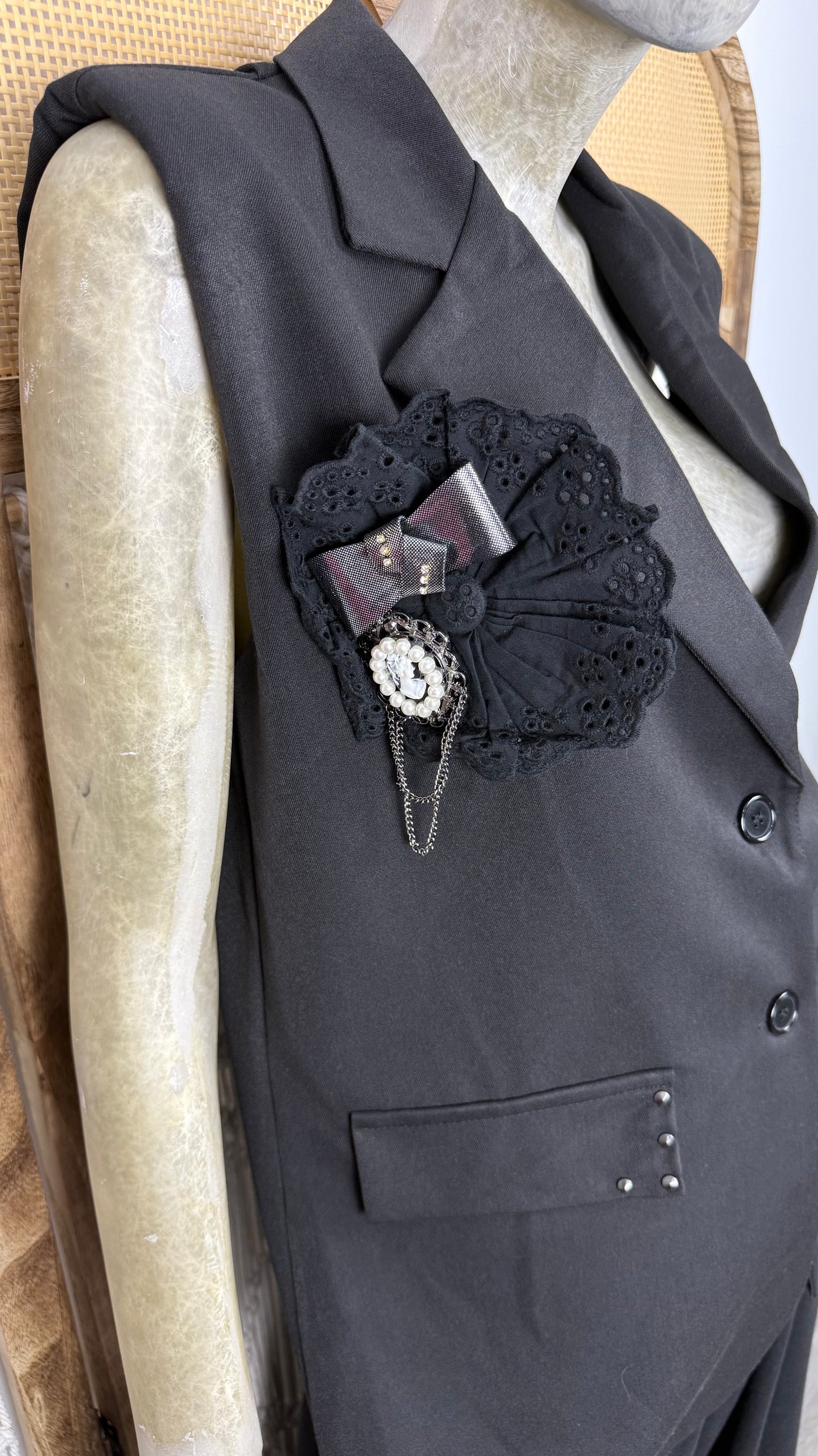 Sacou negru fara maneci - accesorizat manual