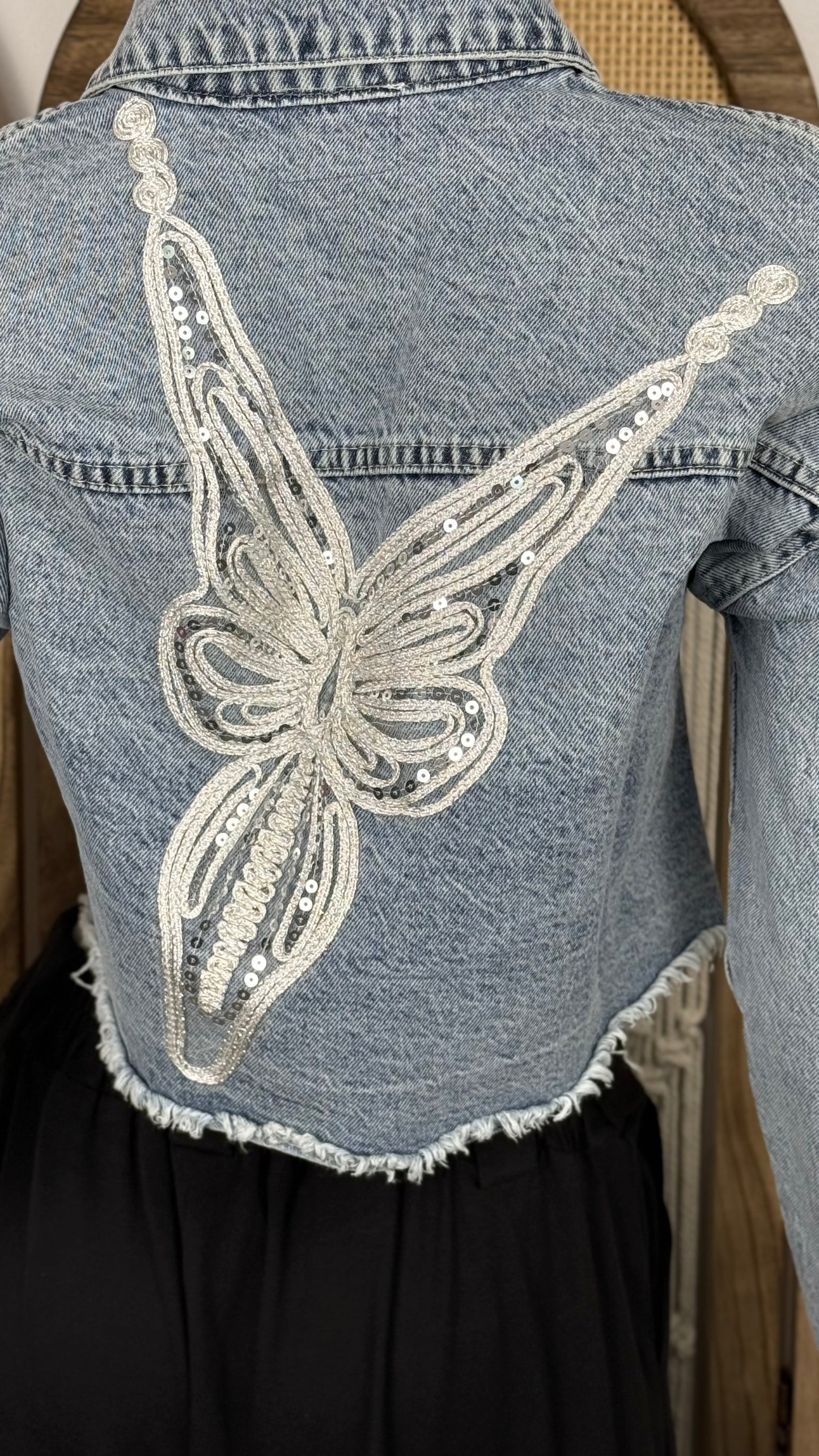 Jacheta denim albastra cropped cu tinte si aplicatie fluture - accesorizata manual