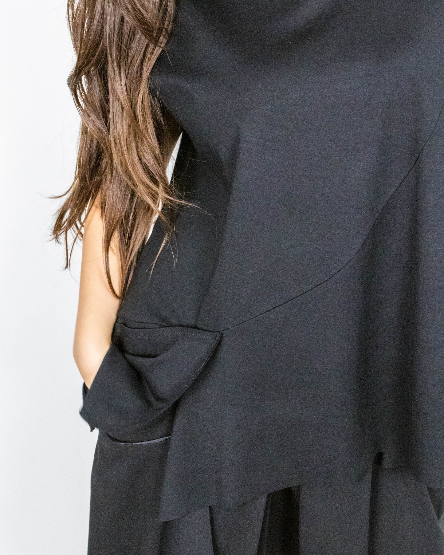 Capă Neagră Asimetrică cu Linie Structurală (S-XL)