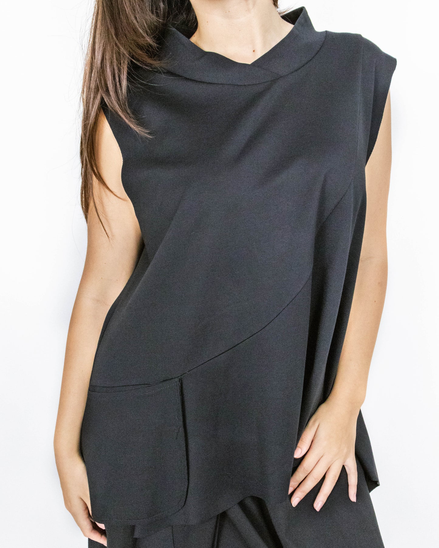 Capă Neagră Asimetrică cu Linie Structurală (S-XL)