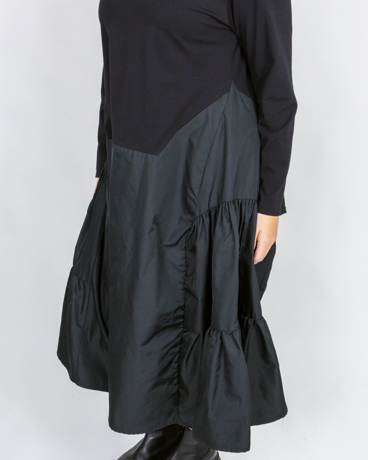 Rochie Neagră Mix Texturi & Volane | Mărime Universală (S-XL) | Qarma