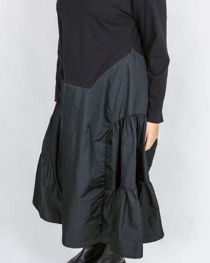 Rochie Neagră Mix Texturi & Volane | Mărime Universală (S-XL) | Qarma