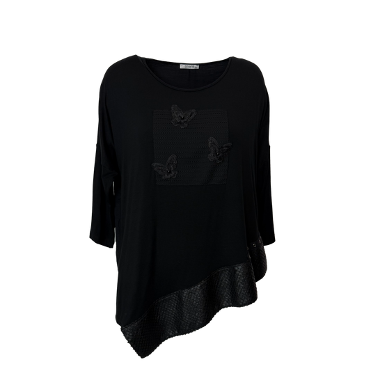 BLUZA ASIMETRICA NEAGRA CU APLICATII – DOUA TEXTURI, ACELASI IMPACT