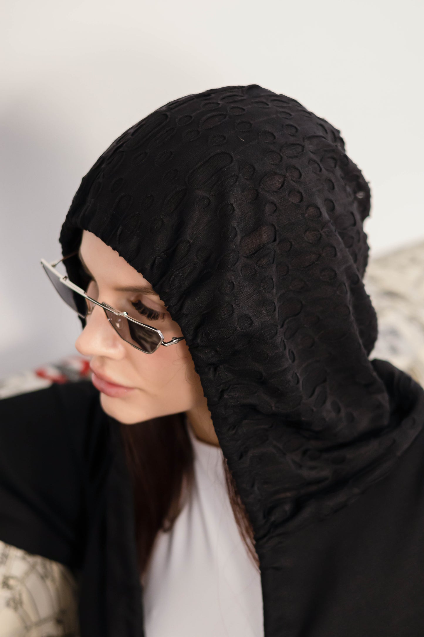 Cardigan negru cu gluga texturata si detalii distressed