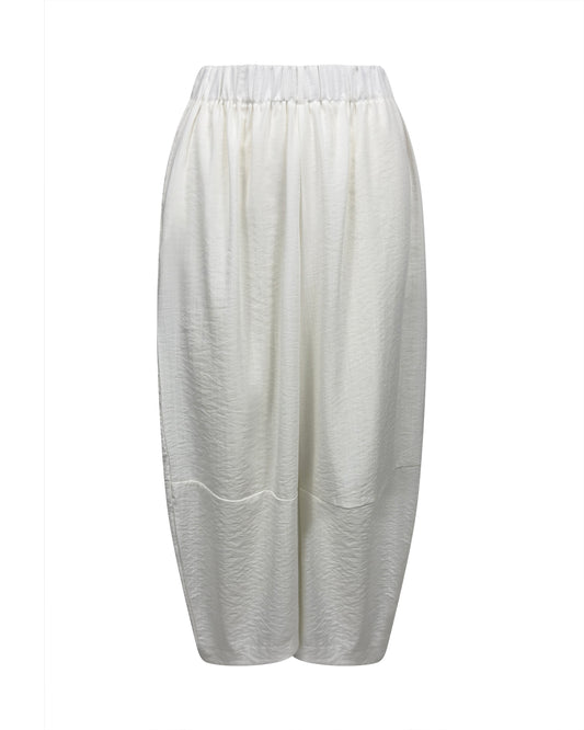 Pantaloni albi cu croiala balon si textura lucioasa
