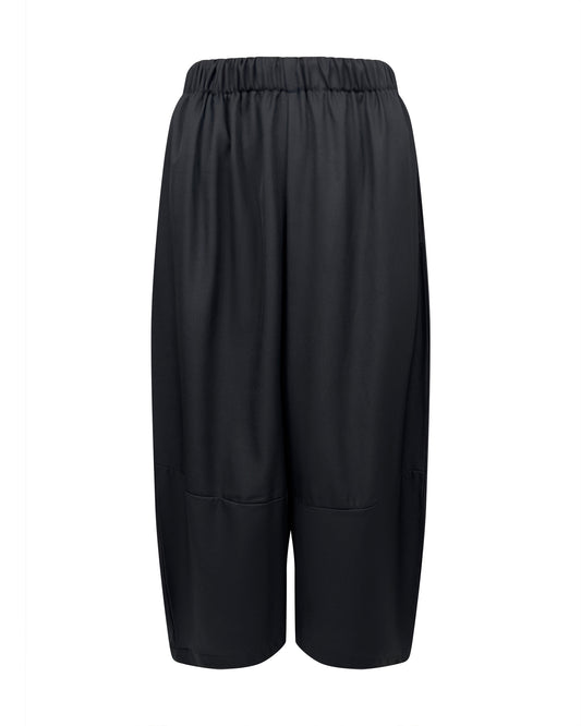 Pantaloni negri 3/4 Qarma Black cu tur lasat si croi lejer