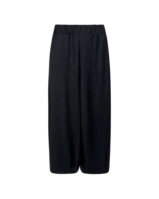 Pantaloni negri trei sferturi cu croi balon