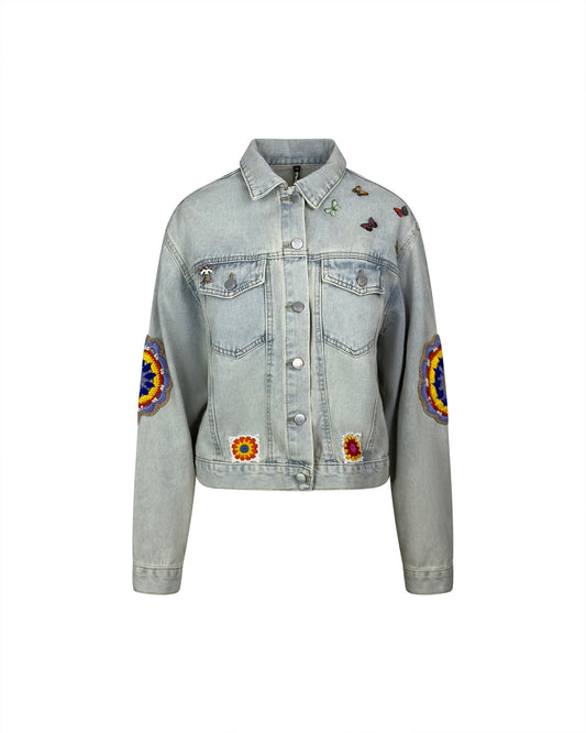 Jacheta denim prespalat albastru deschis cu aplicatii crosetate si franjuri – simpla / accesorizata manual