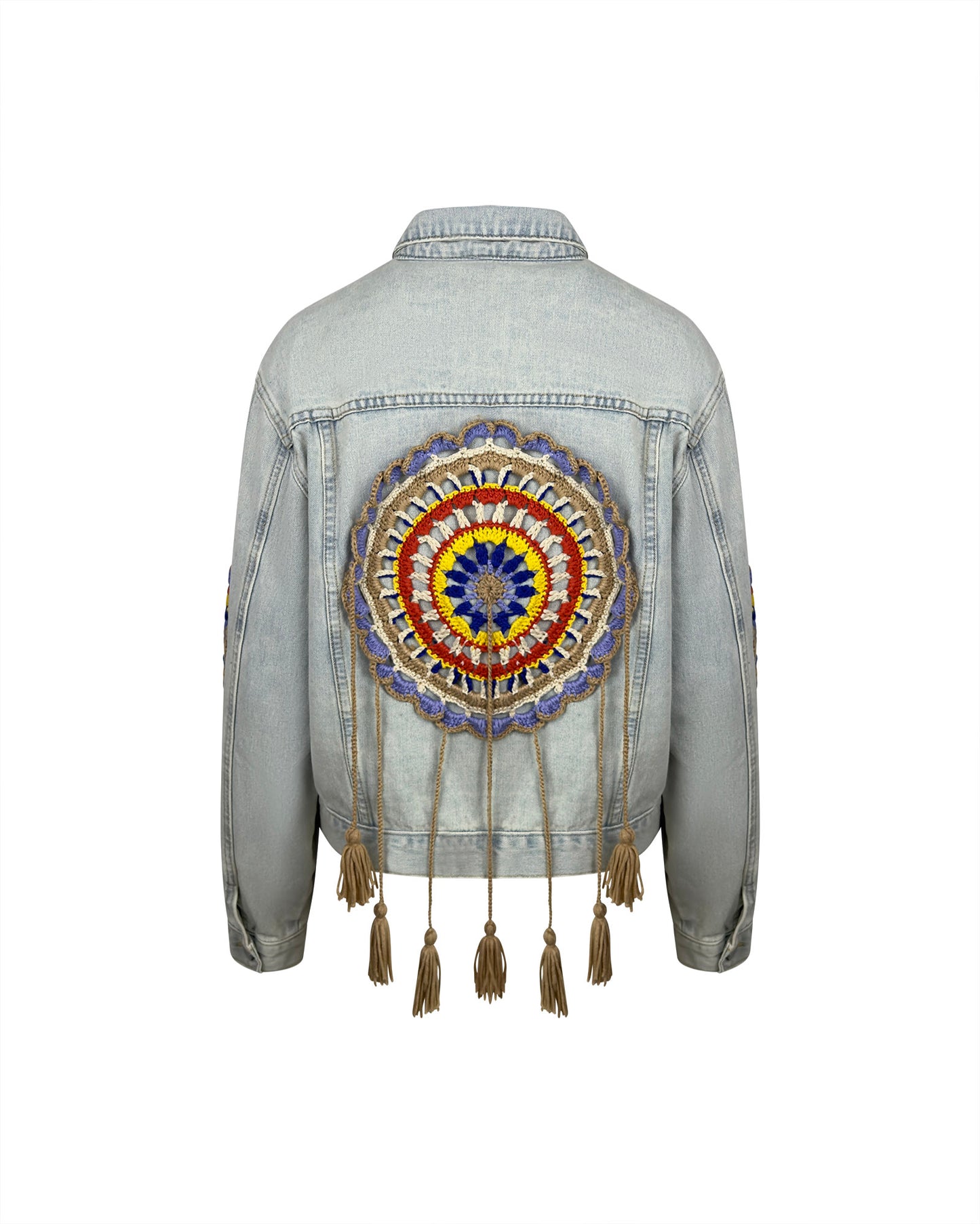 Jacheta denim prespalat albastru deschis cu aplicatii crosetate si franjuri – simpla / accesorizata manual