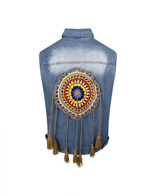 Vesta denim albastra cu aplicatie crosetata boho pe spate - simpla / accesorizata manual