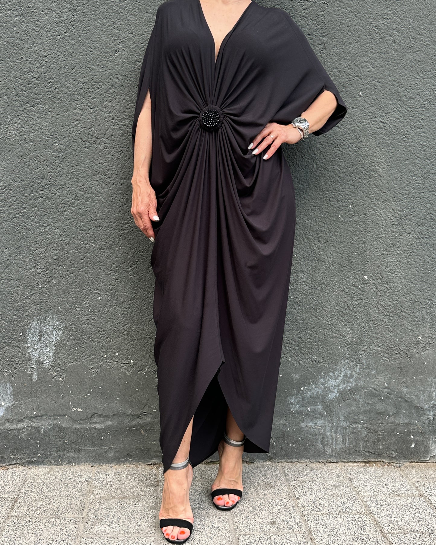 Rochie Maxi Kaftan Neagră cu Drapaj Central și Broșă (S-XL)