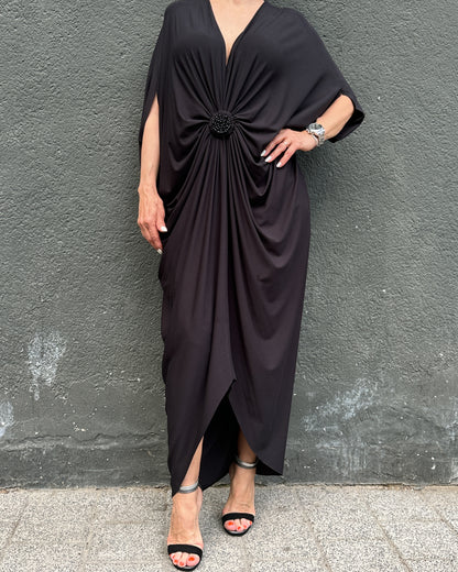 Rochie Maxi Kaftan Neagră cu Drapaj Central și Broșă (S-XL)