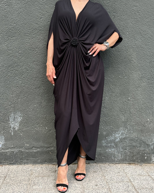 Rochie Maxi Kaftan Neagră cu Drapaj Central și Broșă (S-XL)