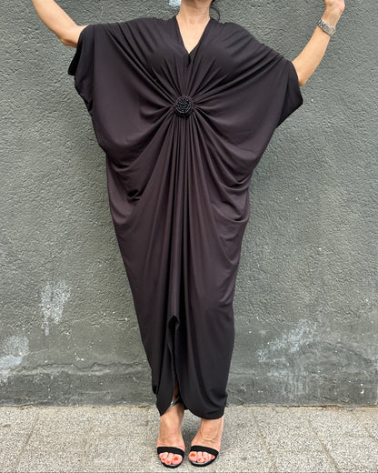 Rochie Maxi Kaftan Neagră cu Drapaj Central și Broșă (S-XL)