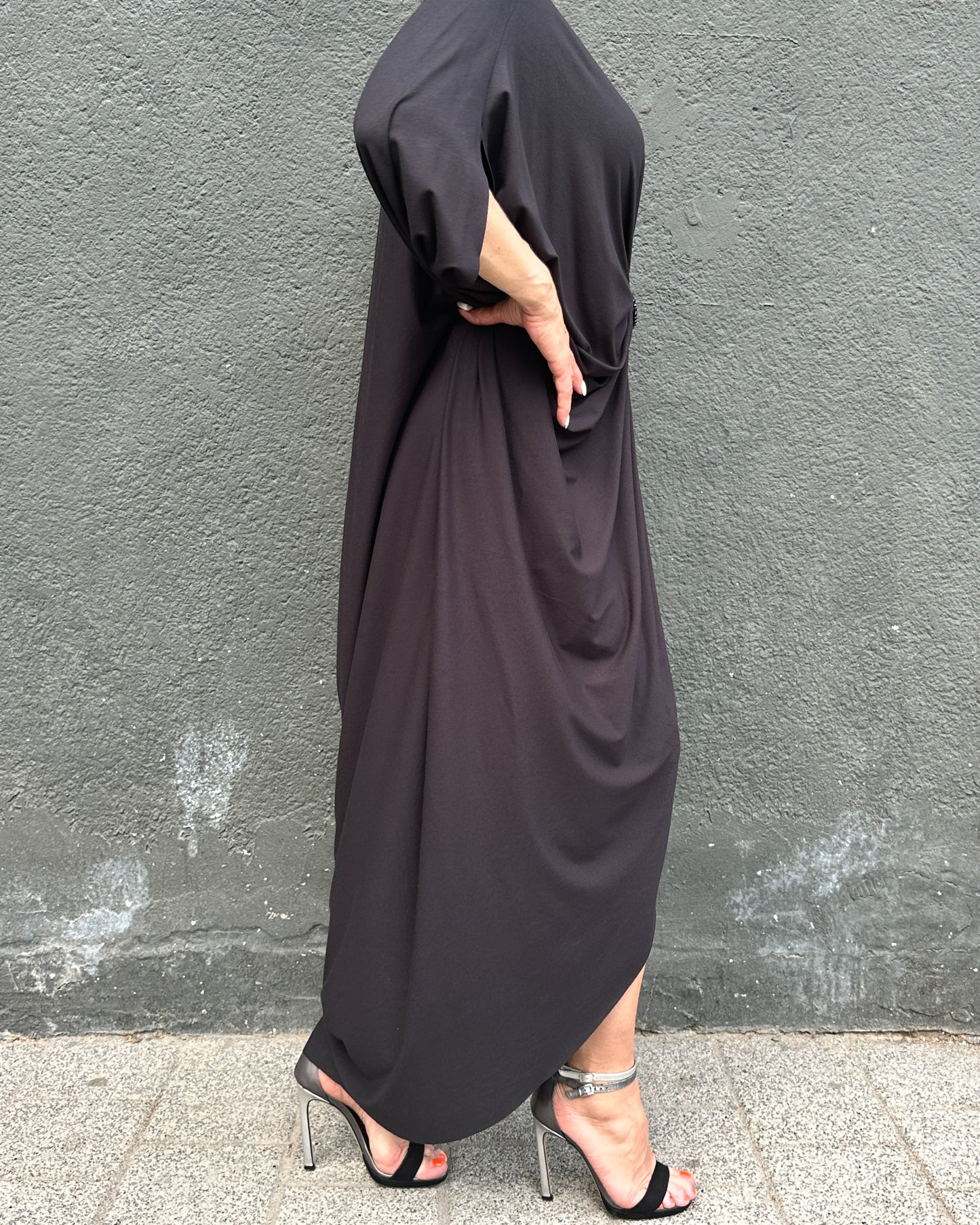 Rochie Maxi Kaftan Neagră cu Drapaj Central și Broșă (S-XL)