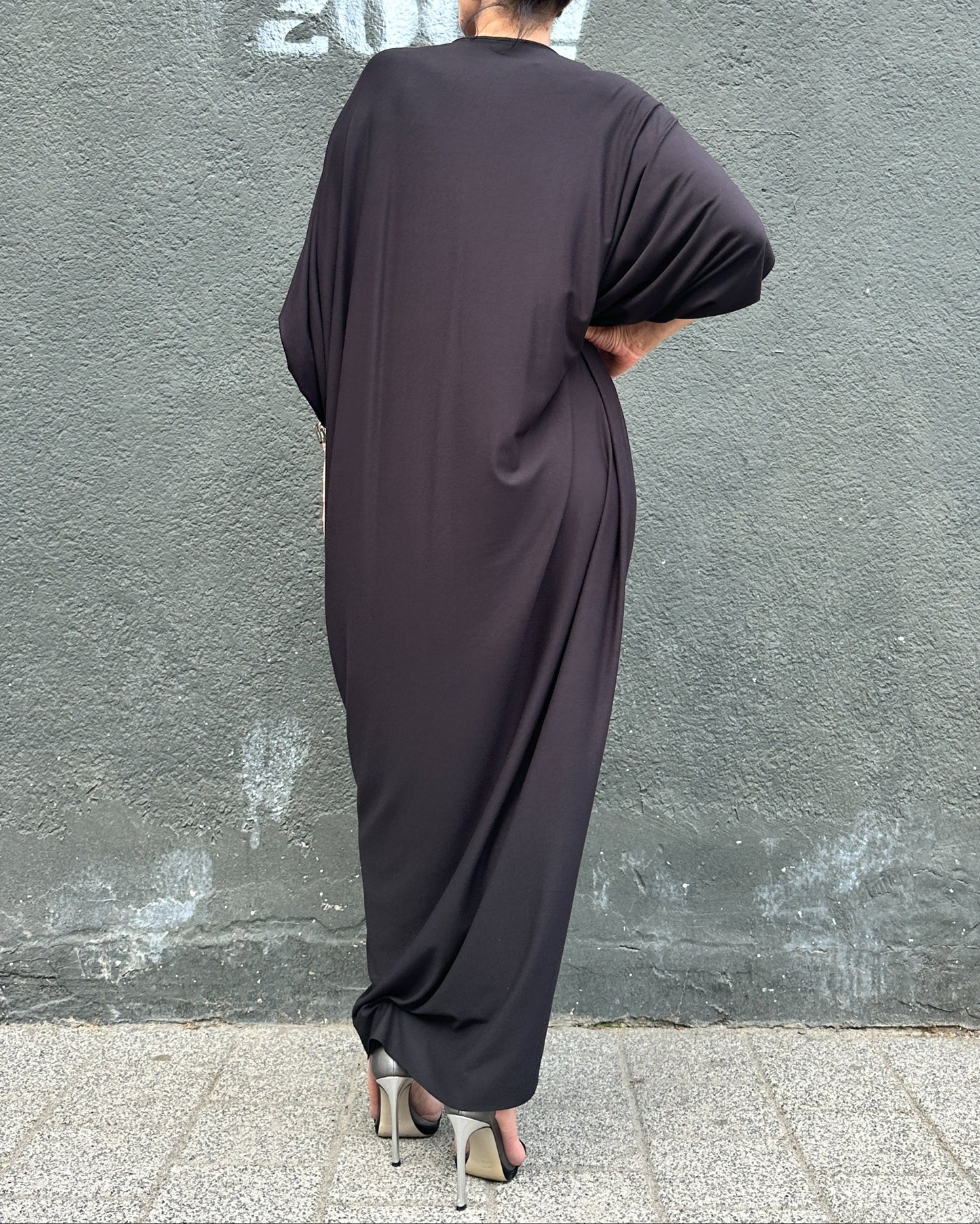 Rochie Maxi Kaftan Neagră cu Drapaj Central și Broșă (S-XL)
