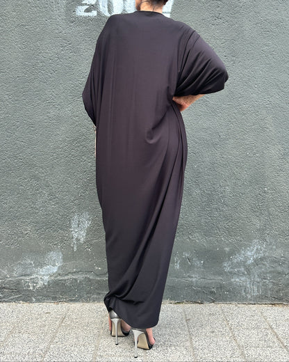 Rochie Maxi Kaftan Neagră cu Drapaj Central și Broșă (S-XL)