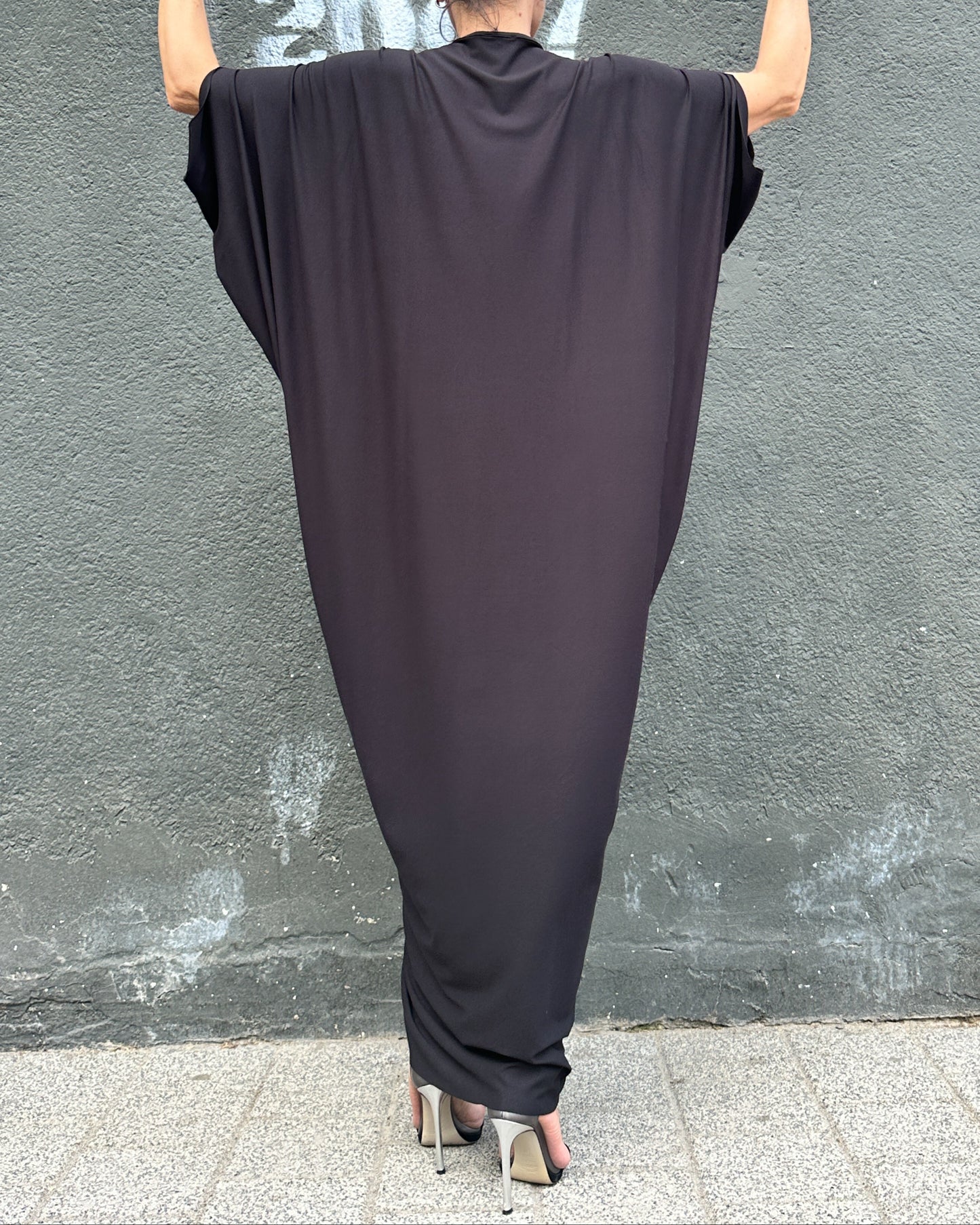 Rochie Maxi Kaftan Neagră cu Drapaj Central și Broșă (S-XL)