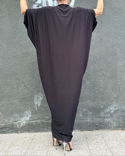 Rochie Maxi Kaftan Neagră cu Drapaj Central și Broșă (S-XL)