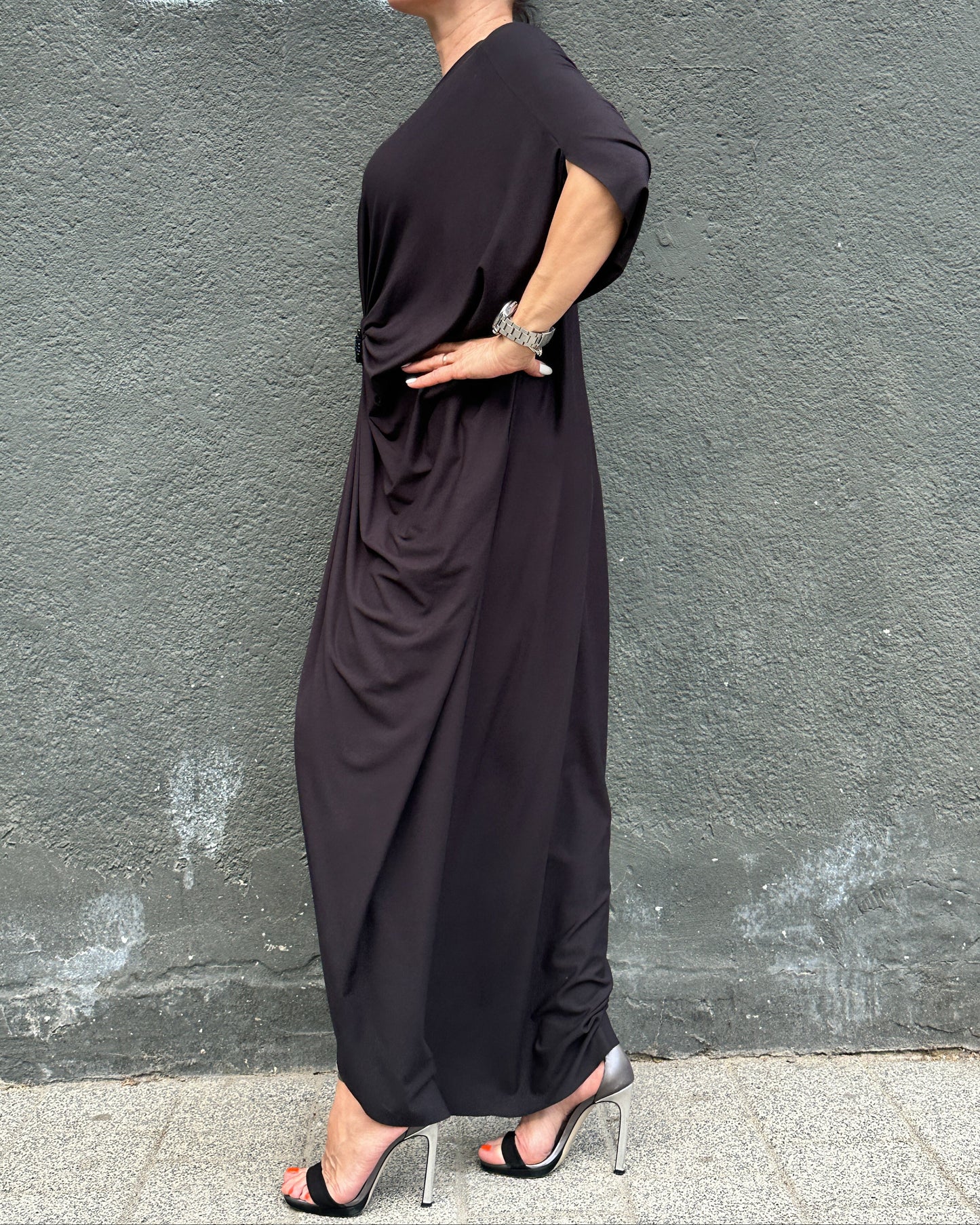 Rochie Maxi Kaftan Neagră cu Drapaj Central și Broșă (S-XL)