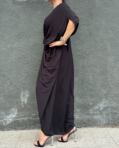 Rochie Maxi Kaftan Neagră cu Drapaj Central și Broșă (S-XL)