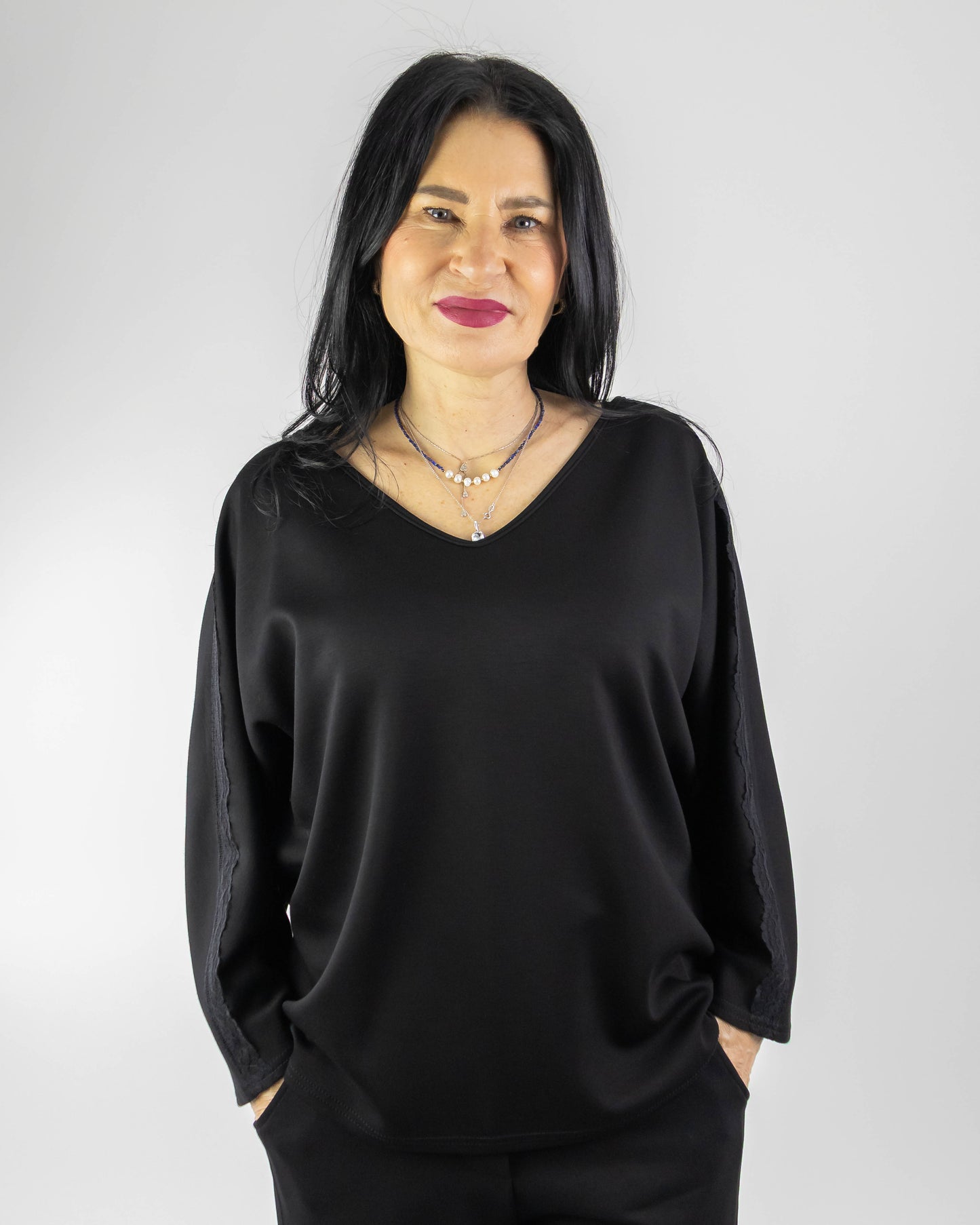 Bluză Neagră V-Neck cu Fundă și Inserții de Dantelă (S-XL)