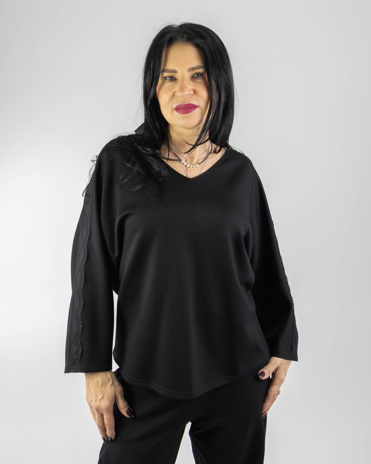 Bluză Neagră V-Neck cu Fundă și Inserții de Dantelă (S-XL)