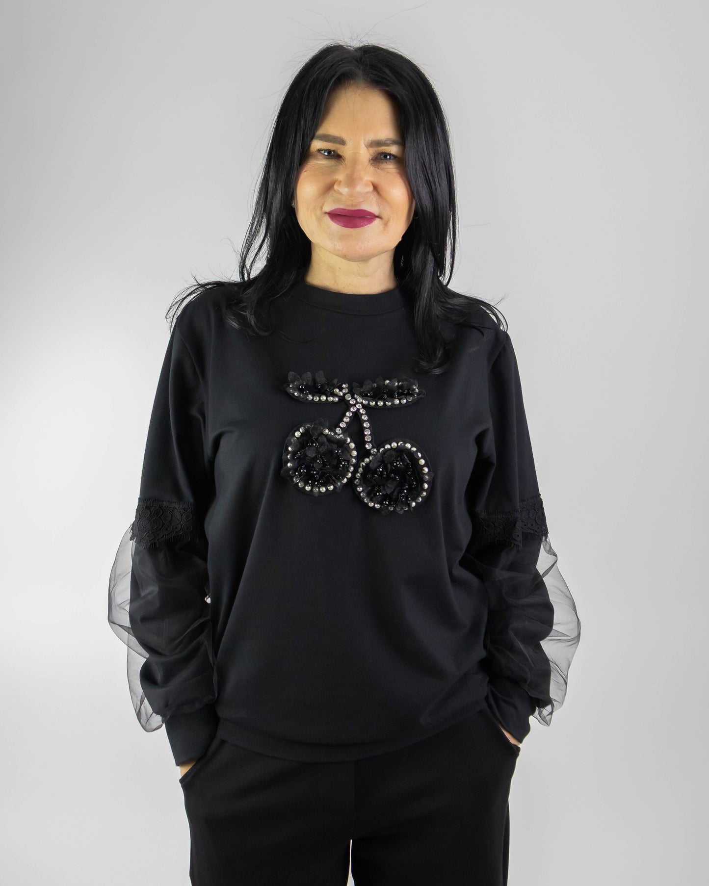 Bluză Neagră cu Mâneci Tulle, Dantelă și Aplicație Cireșe (S-XL)